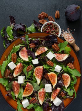 incir, beyaz peynir, rucola ve pekan fındık salata 