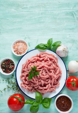 Ahşap yüzeyde kıyma.