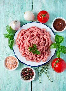 Ahşap yüzeyde kıyma.