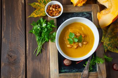 Tahta yüzeyde kabak çorbası