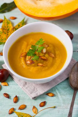 Tahta yüzeyde kabak çorbası