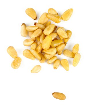 çam fıstığı üzerinde beyaz izole