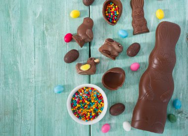 Çikolata yumurta ve hayvanlar ahşap yüzey üzerinde Paskalya kompozisyonu