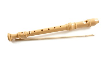 tahta flüt üzerinde beyaz izole