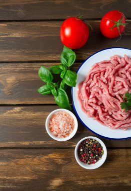 Ahşap yüzeyde kıyma.