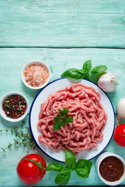 Ahşap yüzeyde kıyma.