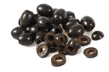 Beyaz arkaplanda siyah zeytinler