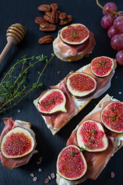 Peynirli, jambonlu ve incirli ekmek.