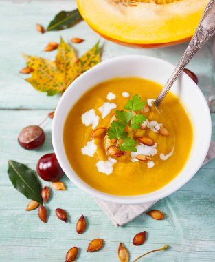 Tahta yüzeyde kabak çorbası