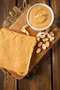 Fıstık ezmesi sandviç ahşap yüzey üzerinde