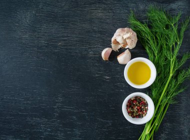 baharat ve otlar siyah kara tahta üzerinde