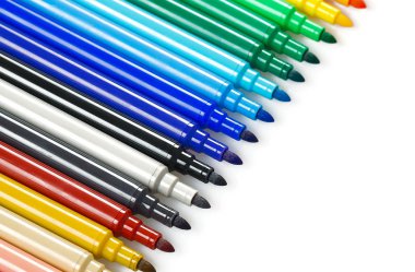 Renkli keçeli kalem kümesi,
