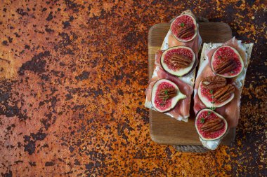 Peynirli, jambonlu ve incirli ekmek.