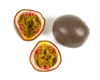 Tutku meyvesi beyazda izole