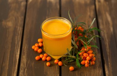 Deniz cehri çay ahşap yüzey üzerinde