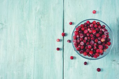 ahşap yüzeyde donmuş kızılcık