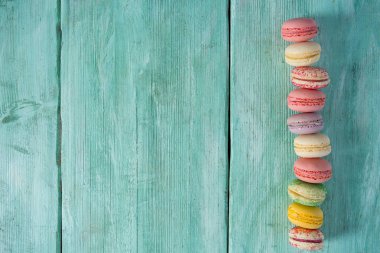 Turkuaz yüzeyi renkli macaroons