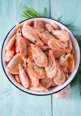 Turkuaz masada dondurulmuş karides