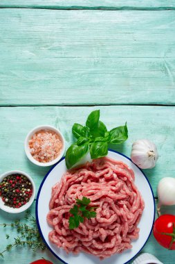 Ahşap yüzeyde kıyma.