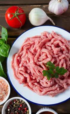 Ahşap yüzeyde kıyma.