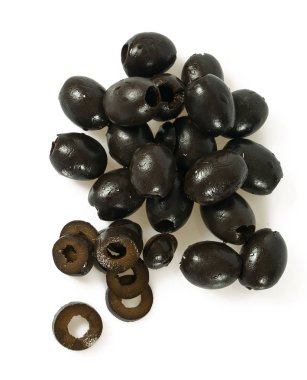 Beyaz arkaplanda siyah zeytinler