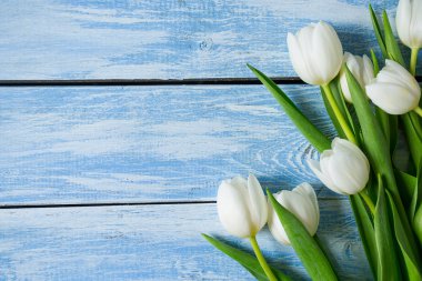 ahşap yüzey üzerinde beyaz laleler