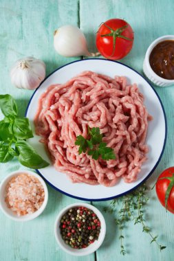 Ahşap yüzeyde kıyma.