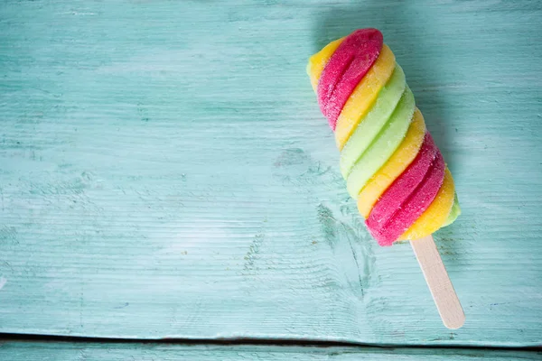 Glace Éclatante Colorée Sur Fond Bois Turquoise — Photo