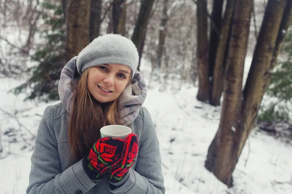 Bela Jovem Mulher Bebendo Chá Floresta Inverno — Fotografia de Stock