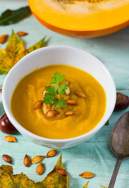 Tahta yüzeyde kabak çorbası