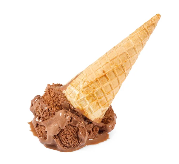 Çikolatalı dondurma üzerine beyaz izole düşmüş