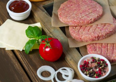 Ahşap yüzeyde Burger köftesi