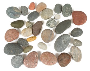 deniz çakıl taşları üzerinde beyaz izole