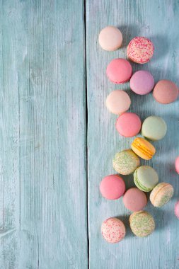 Turkuaz yüzeyi renkli macaroons
