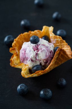 yaban mersini dondurma bir tablo