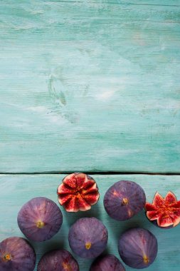 Mavi ahşap yüzeyde olgun incir 