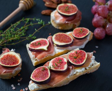 Peynirli, jambonlu ve incirli ekmek.