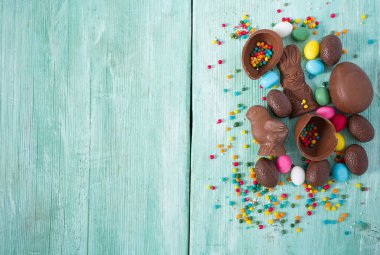 Çikolata yumurta ve hayvanlar ahşap yüzey üzerinde Paskalya kompozisyonu