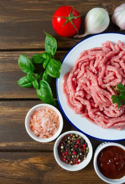 Ahşap yüzeyde kıyma.