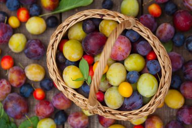 Tahta yüzeyde çeşitli erikler