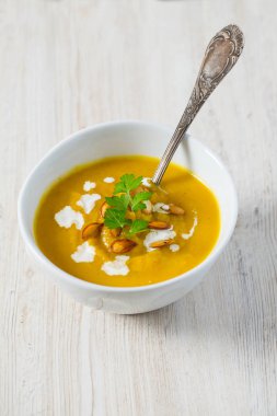 Tahta yüzeyde kabak çorbası
