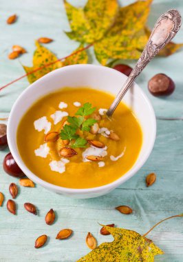 Tahta yüzeyde kabak çorbası