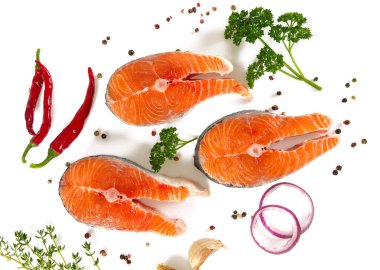 somon ve beyaz üzerinde otlar