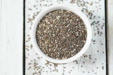 Ahşap yüzeyde chia tohumları