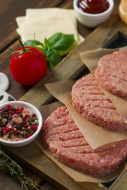 Ahşap yüzeyde Burger köftesi