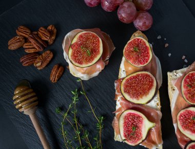 Peynirli, jambonlu ve incirli ekmek.