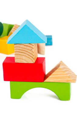 Tahta bloklar üzerinde beyaz izole