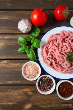 Ahşap yüzeyde kıyma.