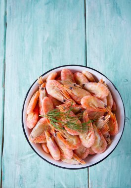 Turkuaz masada dondurulmuş karides