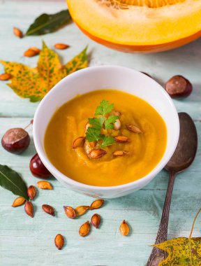 Tahta yüzeyde kabak çorbası